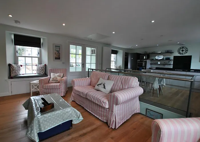 The Old Stables- Charming Cottage Crail